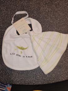 Cute Gender neutral Bib & hat set BNWT
