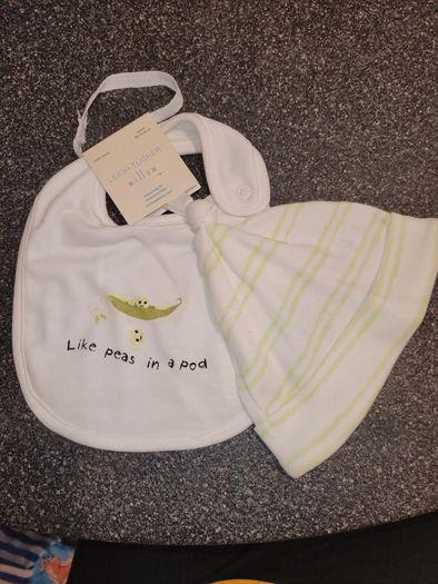 Cute Gender neutral Bib & hat set BNWT