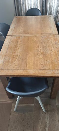 Extendable kitchen table
