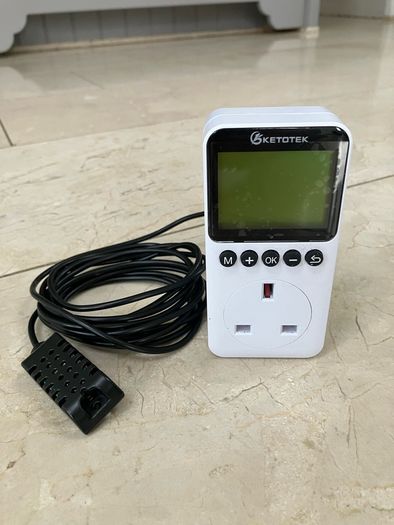 Digital Humidity Controller Plug Socket with Sensor Probe