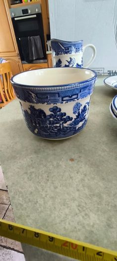 Arklow WILLOW IRELAND Blue and White inc Willow pattern 2 cup and saucers with milk jug set in saucer olso open suger bowl set in saucer 8 pices set 60.00 euro.