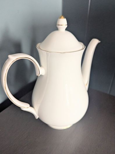 White and gold porcelain coffee pot