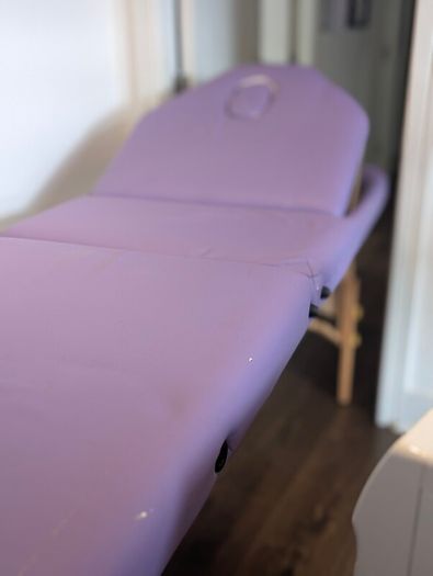 massage table / bed