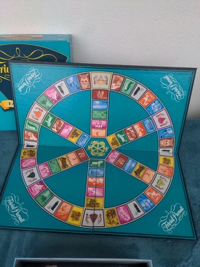 Trivial Pursuit Family Edition