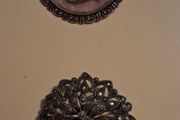 broches