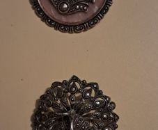 broches