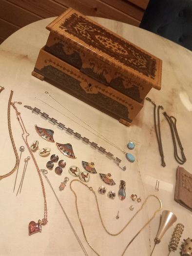 Italian jewellery box, probably Sorrento, jewellery, some stamped. D18 post 10e
