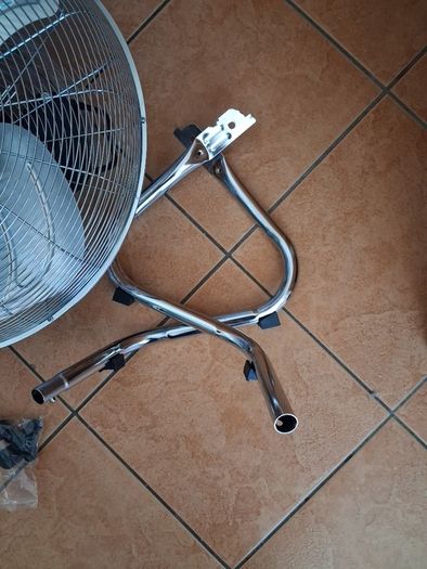 Floor Fan 45 cm, adjustable tilt. 3 speed chrome finish.
