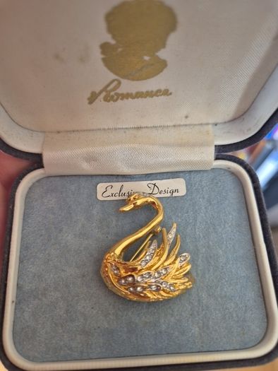 Vintage Gold Plated Glass Diamonds Swan Brooch