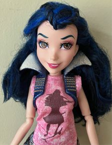 Descendants Doll Evie