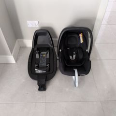 Maxi Cosy car seat with Isofix base
