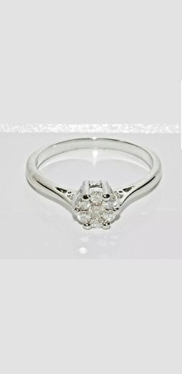 Beautiful 9 ct white gold .25 ct diamond ring