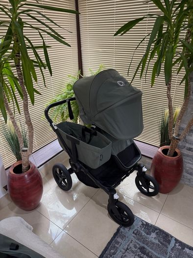 Bugaboo Donkey 5 in black or Forrest green