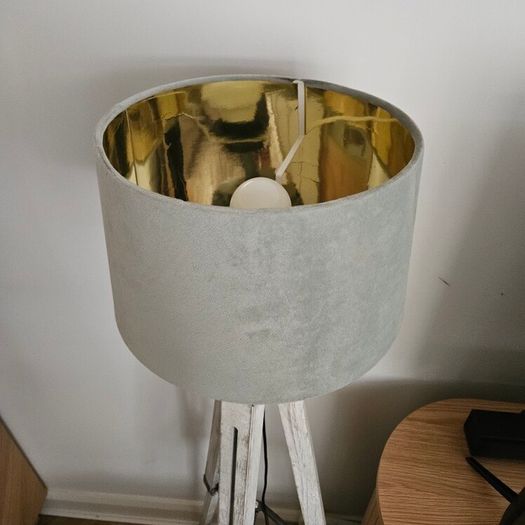 Tri pod lamp