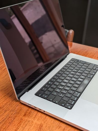 MacBook Pro 16-inch - 64gb - M1 Max with 10-core CPU and 32-core GPU