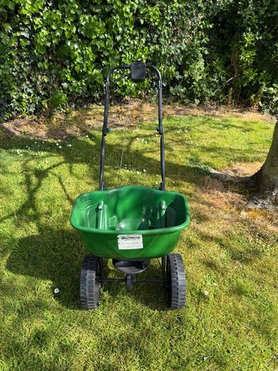 rotary lawn spreader