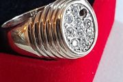 9ct gold ring With cluster diamonds hallmarked 375