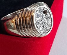 9ct gold ring With cluster diamonds hallmarked 375