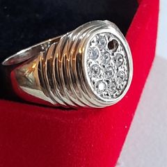 9ct gold ring With cluster diamonds hallmarked 375