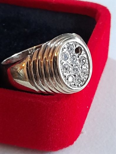 9ct gold ring With cluster diamonds hallmarked 375