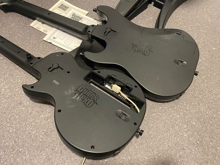 READ Wii Band Hero Guitar Nintendo