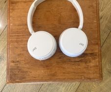 JVC Deep Bass On-Ear Wireless Headphones comes with charging cable