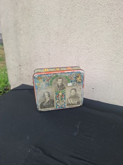 Vintage king tin box postage possible