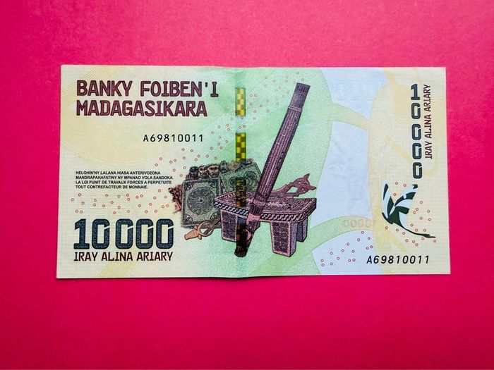 Madagascar. 10000 Ariary. 2017 Pick 103   Uncirculated )