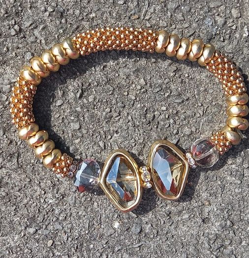 Vintage jewelry is sold individually for 5 to 10 euros