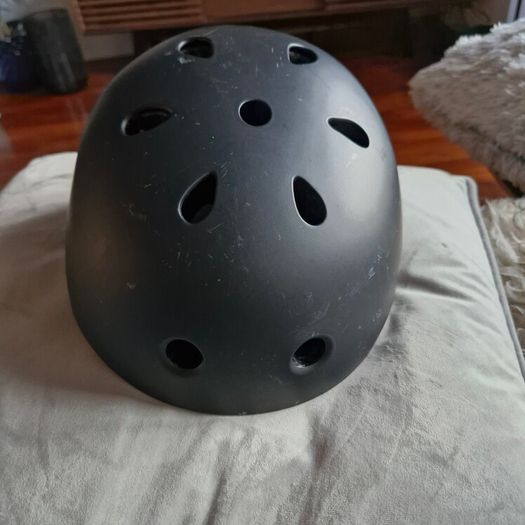 skatehut helmet black