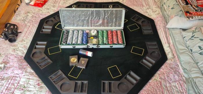 poker table (foldable) with chip set