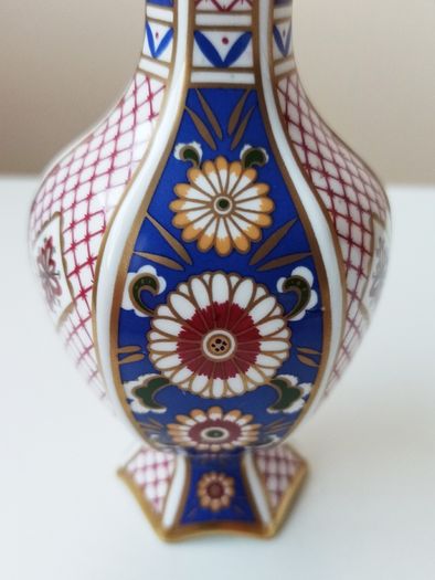 Aynsley "Imperial" fine bone china vase with 22 karat gold accents  height 16cm