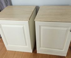 2 bedside lockers