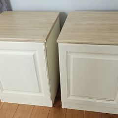 2 bedside lockers