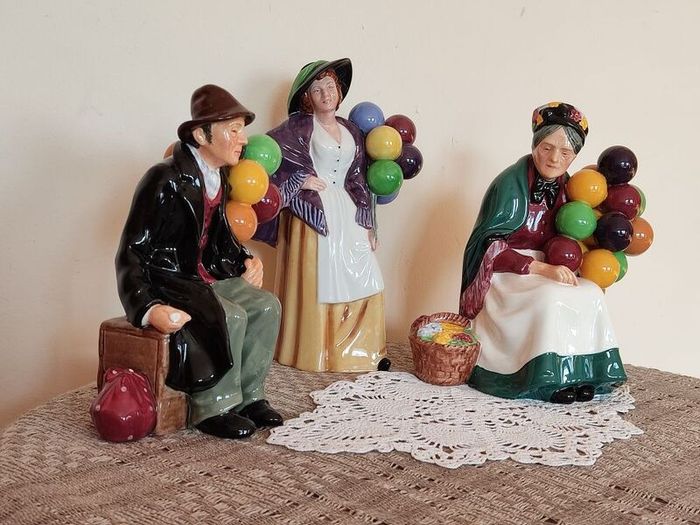 Vintage porcelain figurines family of balloon sellers by Royal Doultot . 85 euro each