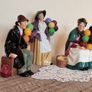 Vintage porcelain figurines family of balloon sellers by Royal Doultot . 85 euro each Image 3