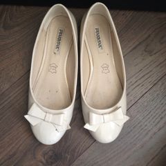 Cream flat shoes
