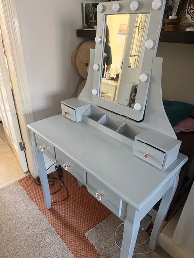 vanity table
