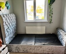 Single sleigh bed