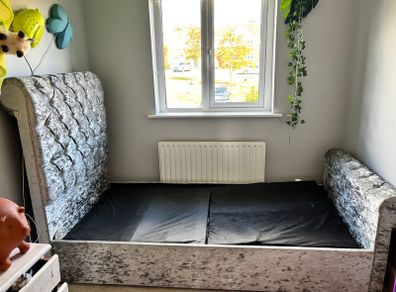 Single sleigh bed
