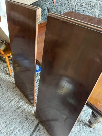 Vintage maghoney  table .  With extending  winder