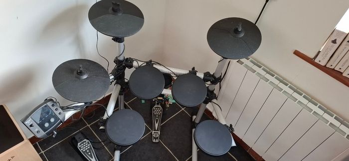 Electronic drum kit