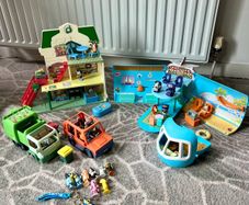 bundle Bluey playset airplane, supermarket, trucks