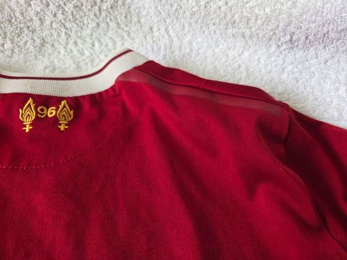 Liverpool Football Club Home Jersey 2017 to 2018 Childrens Large New Balance