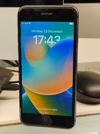 Apple iPhone 8 64GB Factory Unlocked Black (Battery: 76%)