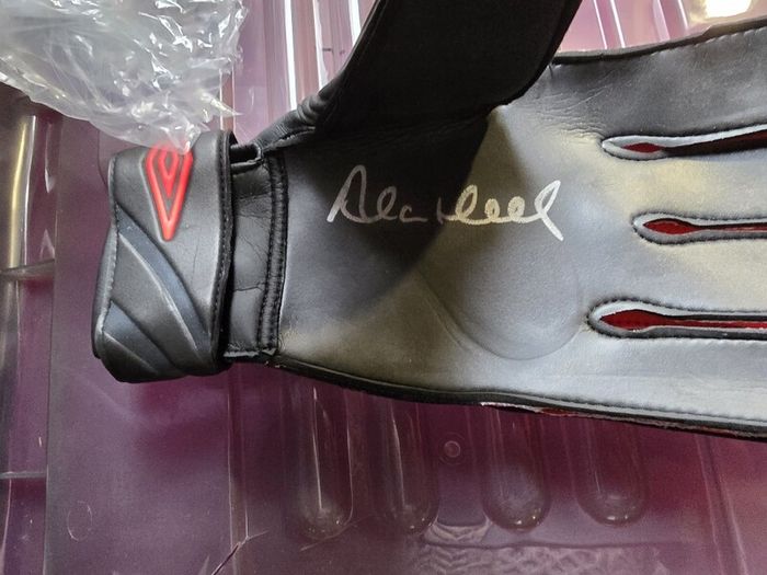 ex rep of ireland goalkeeper Alan kelly signed glove