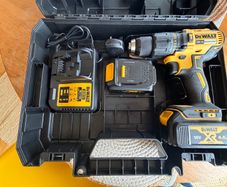 DeWalt DCD778M2T 18V XR Combi Drill 2 x 4Ah Charger Case and Bit Set Unused