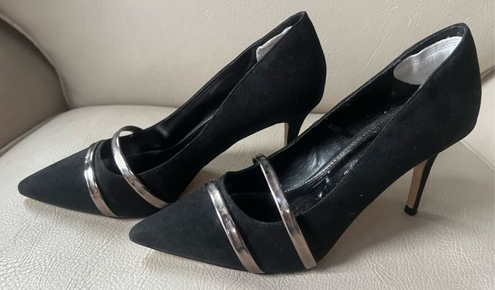 Black high heeled shoe with silver detail front
