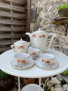 Cups & saucers and tea/coffee pot