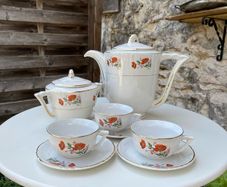 Cups & saucers and tea/coffee pot